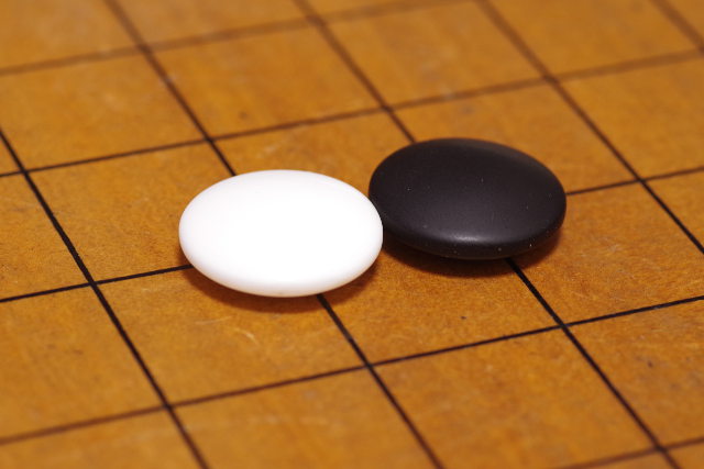 白い碁石と黒い碁石は大きさが違う!?